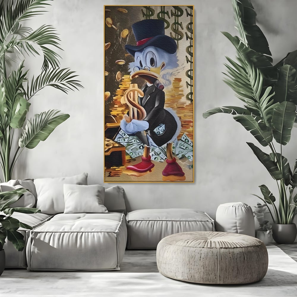 Tablou canvas cu tablou canvas cu scrooge duck si bani, in rama de aluminiu auriu, pe perete intr-un living